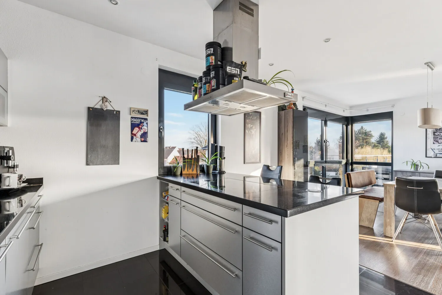 Küche mit Blick in Essbereich und Dachterrasse