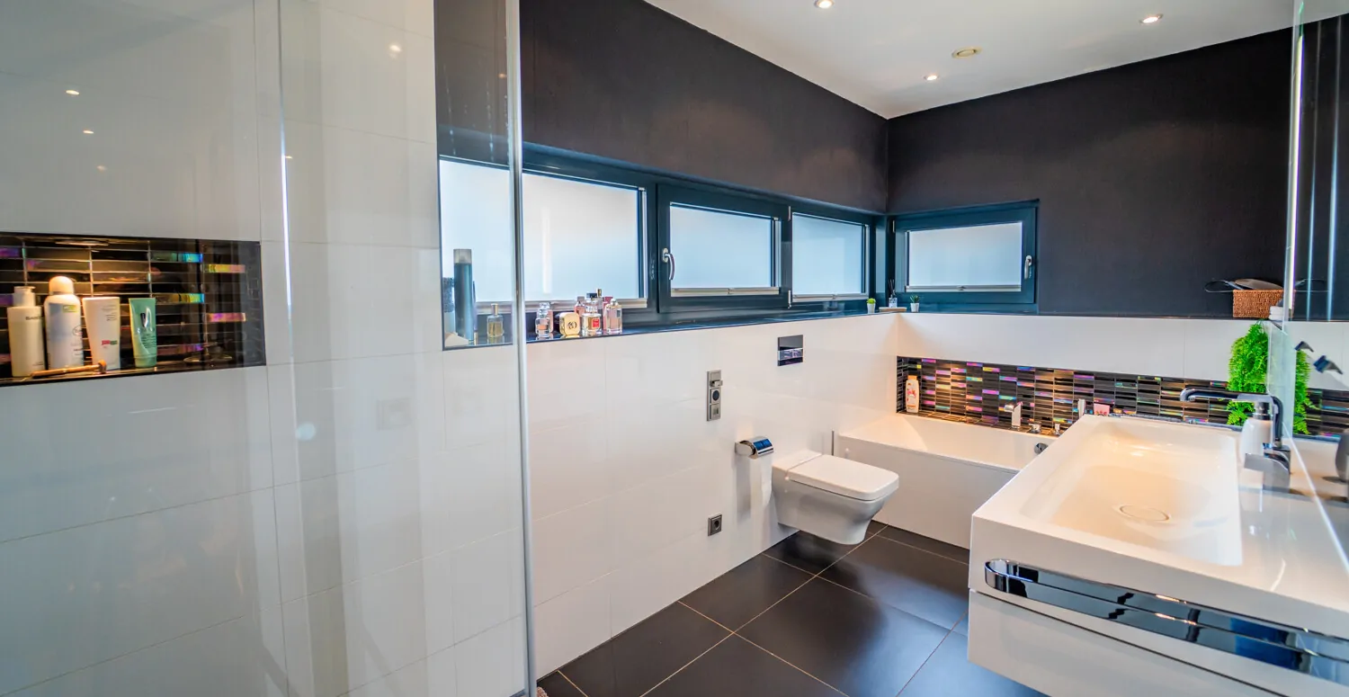 Helles Bad mit stilvoller Ausstattung