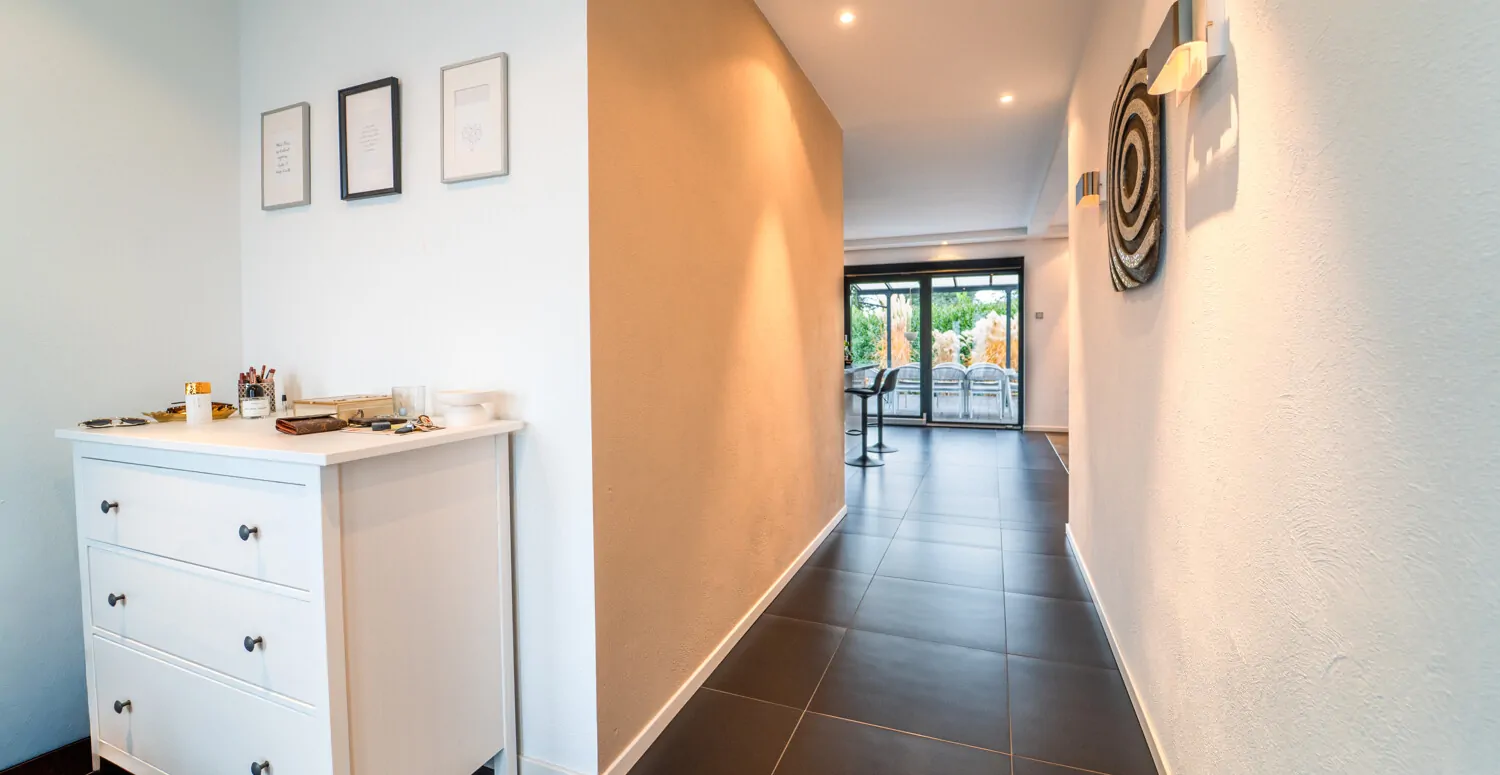 Großzügiger Eingangsbereich mit Gäste-WC und Garderobe