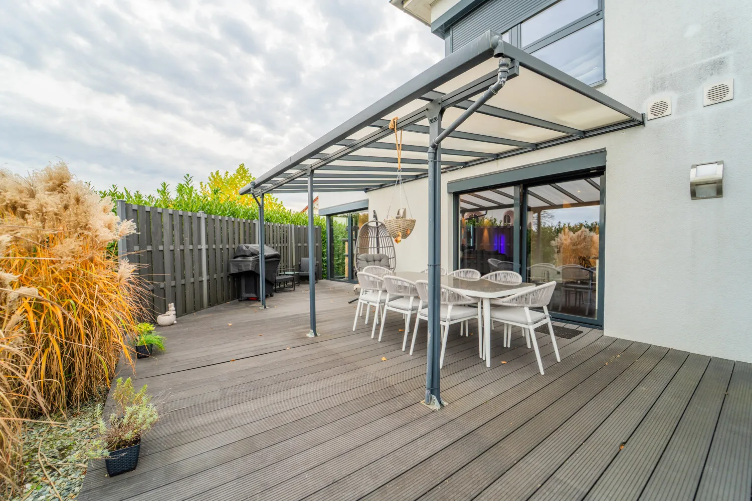 Überdachte, großzügige Terrasse