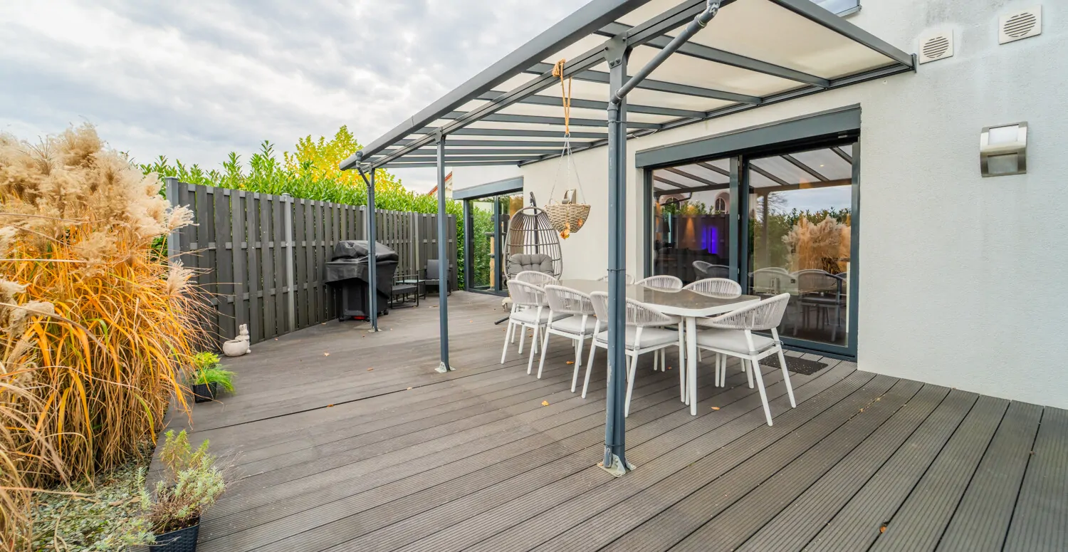 Überdachte, großzügige Terrasse