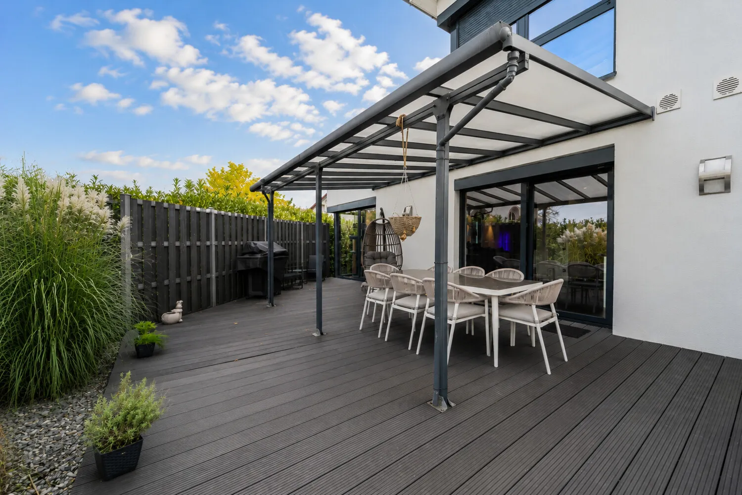 Überdachte, großzügige Terrasse