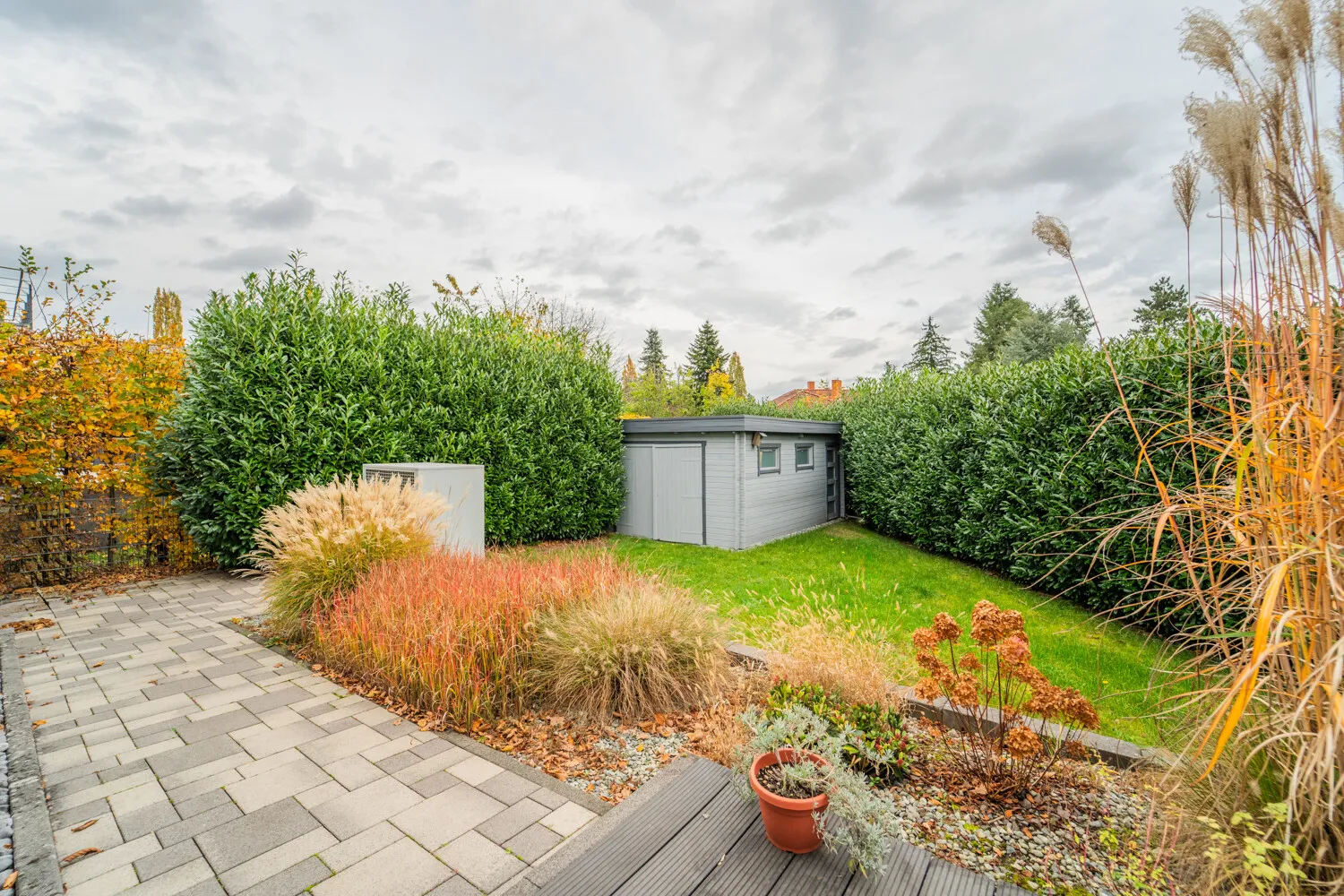 Gartenbereich mit praktischem Gartenhaus