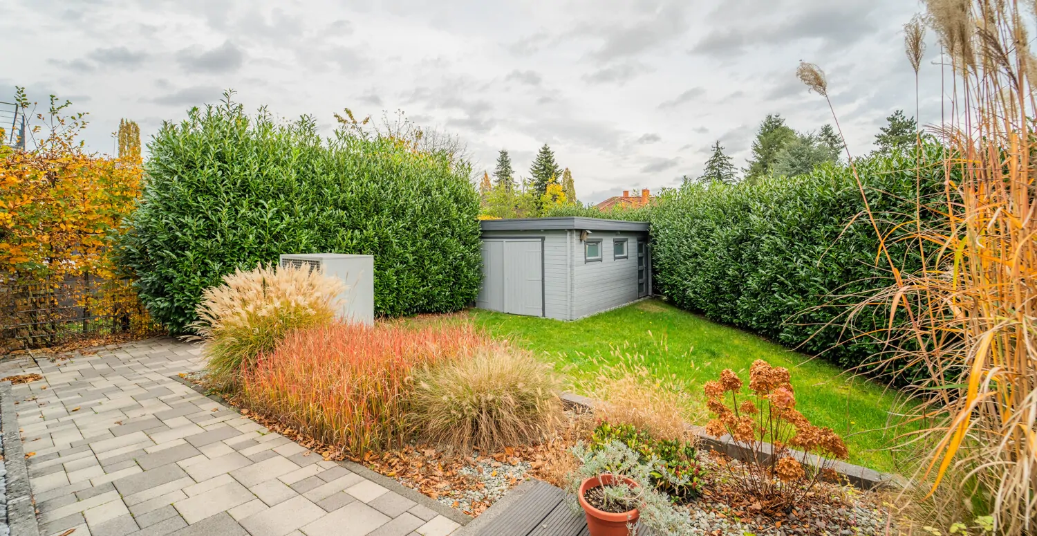 Gartenbereich mit praktischem Gartenhaus