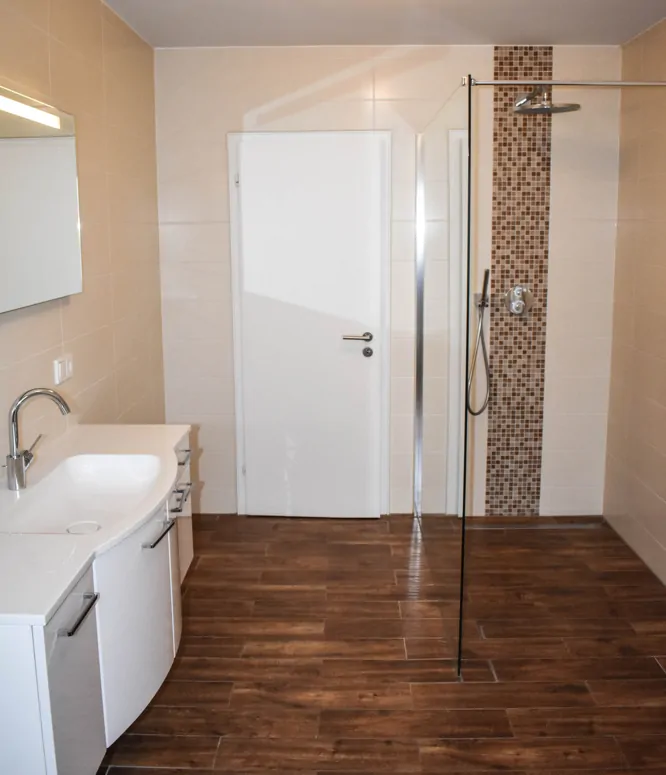 Modernisiertes Badezimmermit Wanne und Dusche