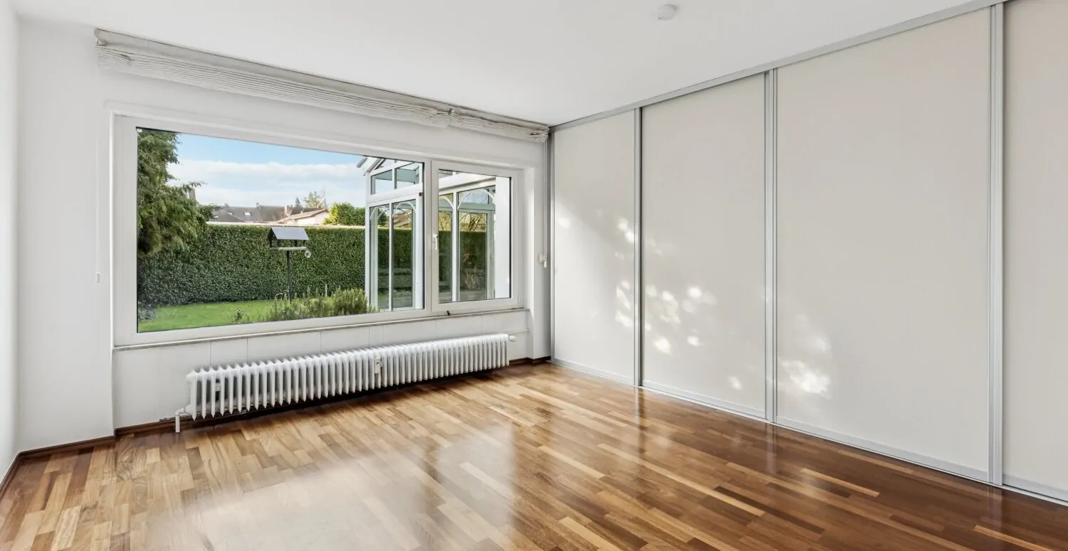 Schlafraum mit Blick in Garten