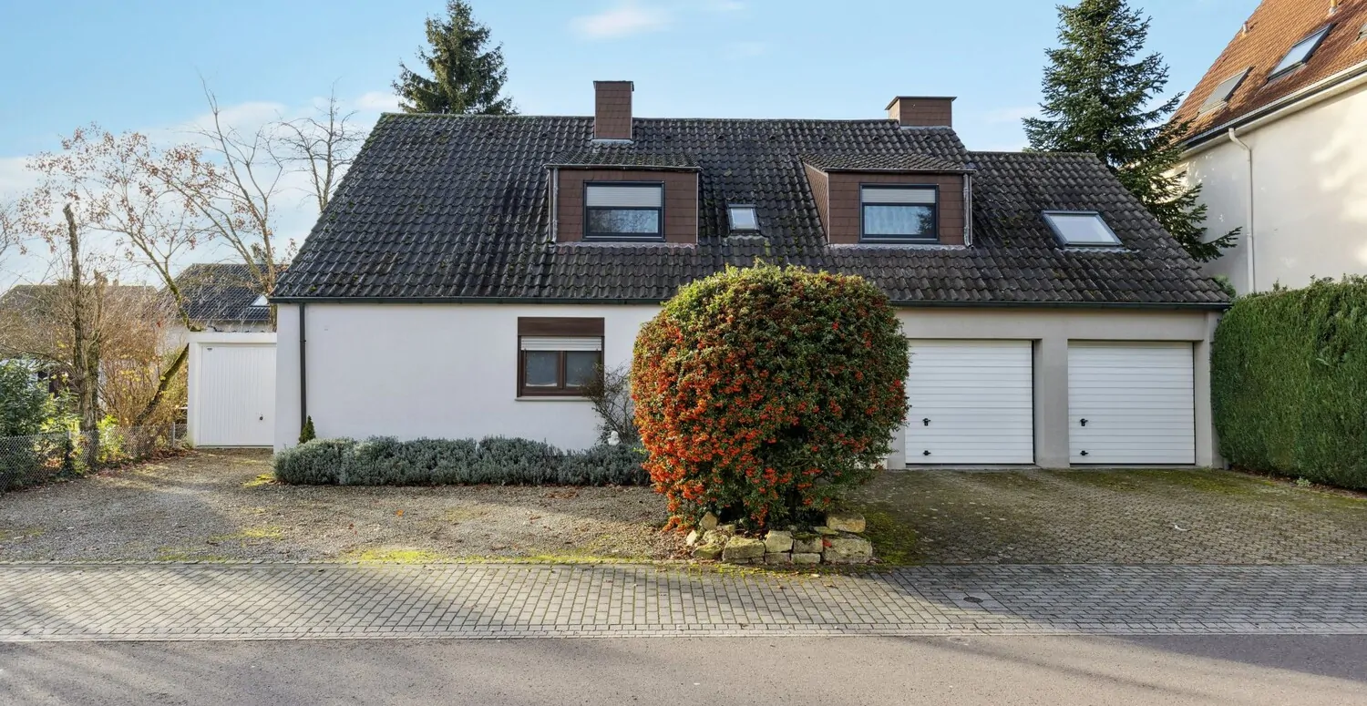 Straßenansicht -Garage links und Abstellplatz