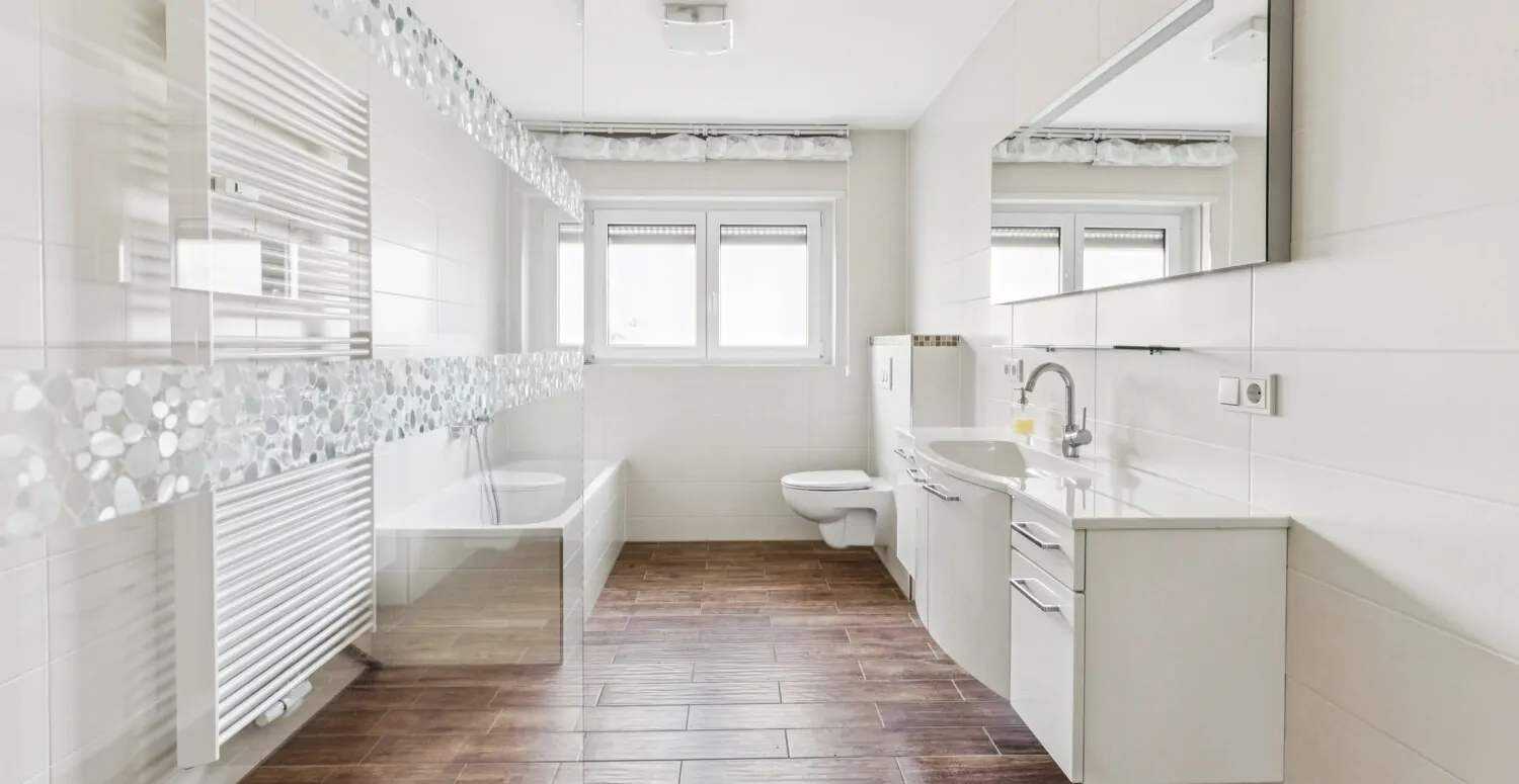 Modernisiertes Badezimmer mit Wanne und Dusche