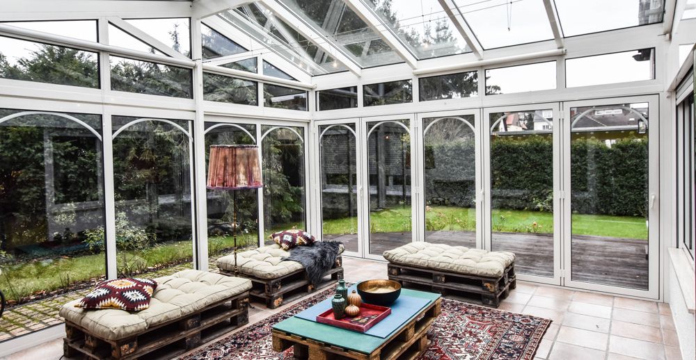 Wintergarten mit Blick in den Garten