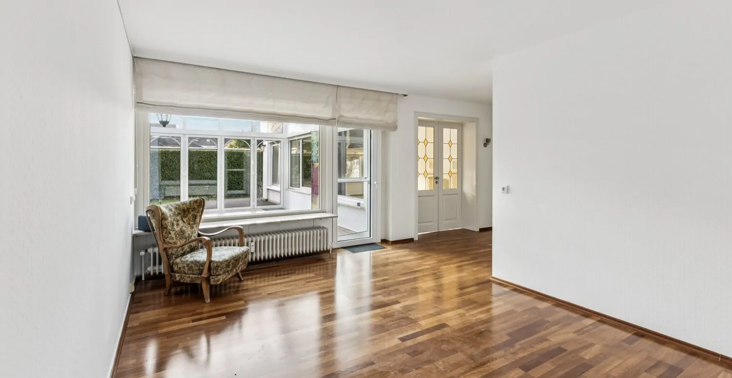 Esszimmer mit Blick in Wintergarten und Wohnzimmer