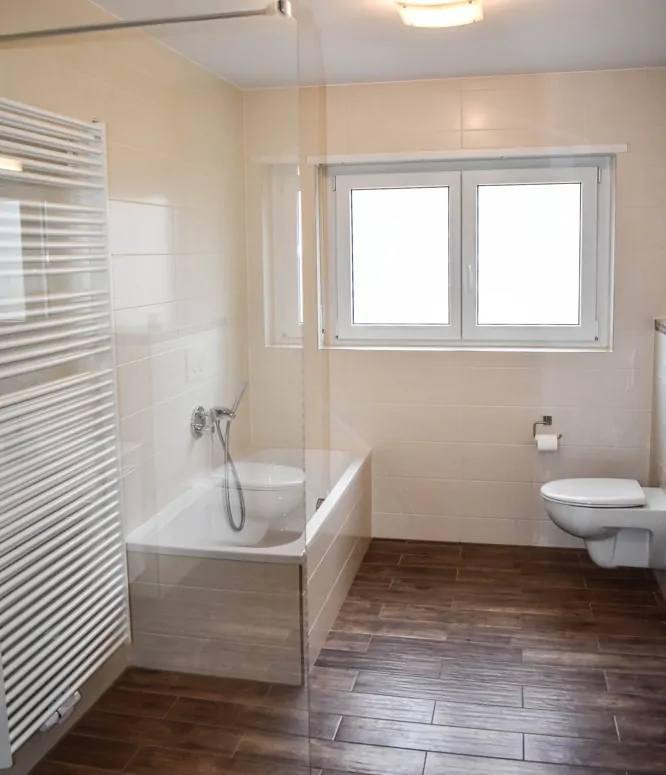 Modernisiertes Badezimmer mit Wanne und Dusche