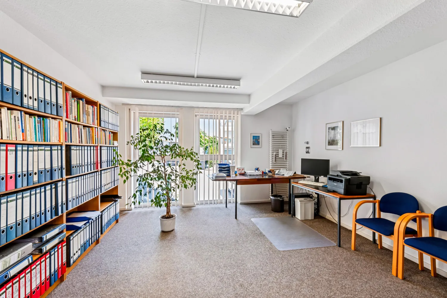 Büro-/Praxisraum mit Blick zur Straße