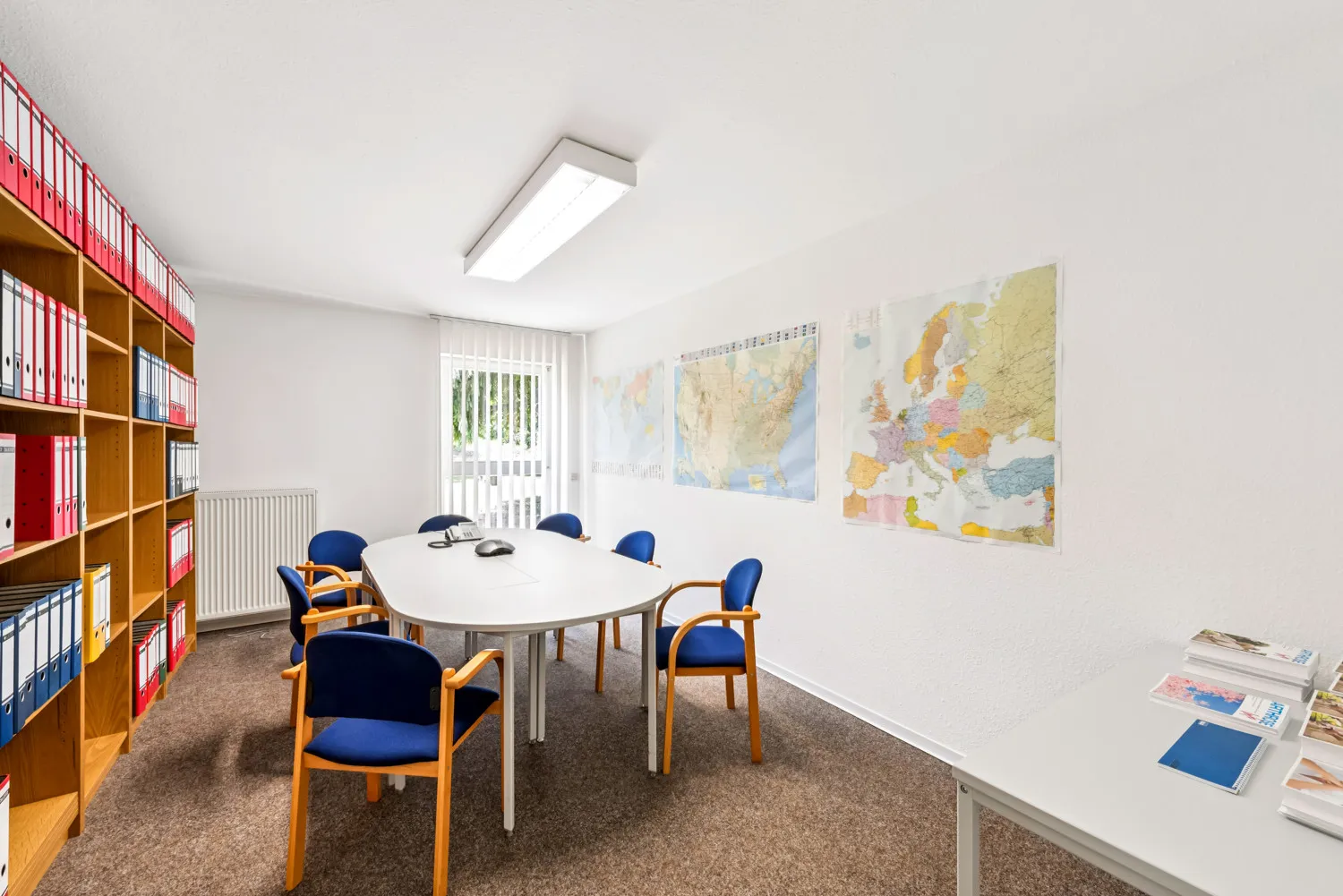 Büro-/Praxisraum mit Blick in den Garten