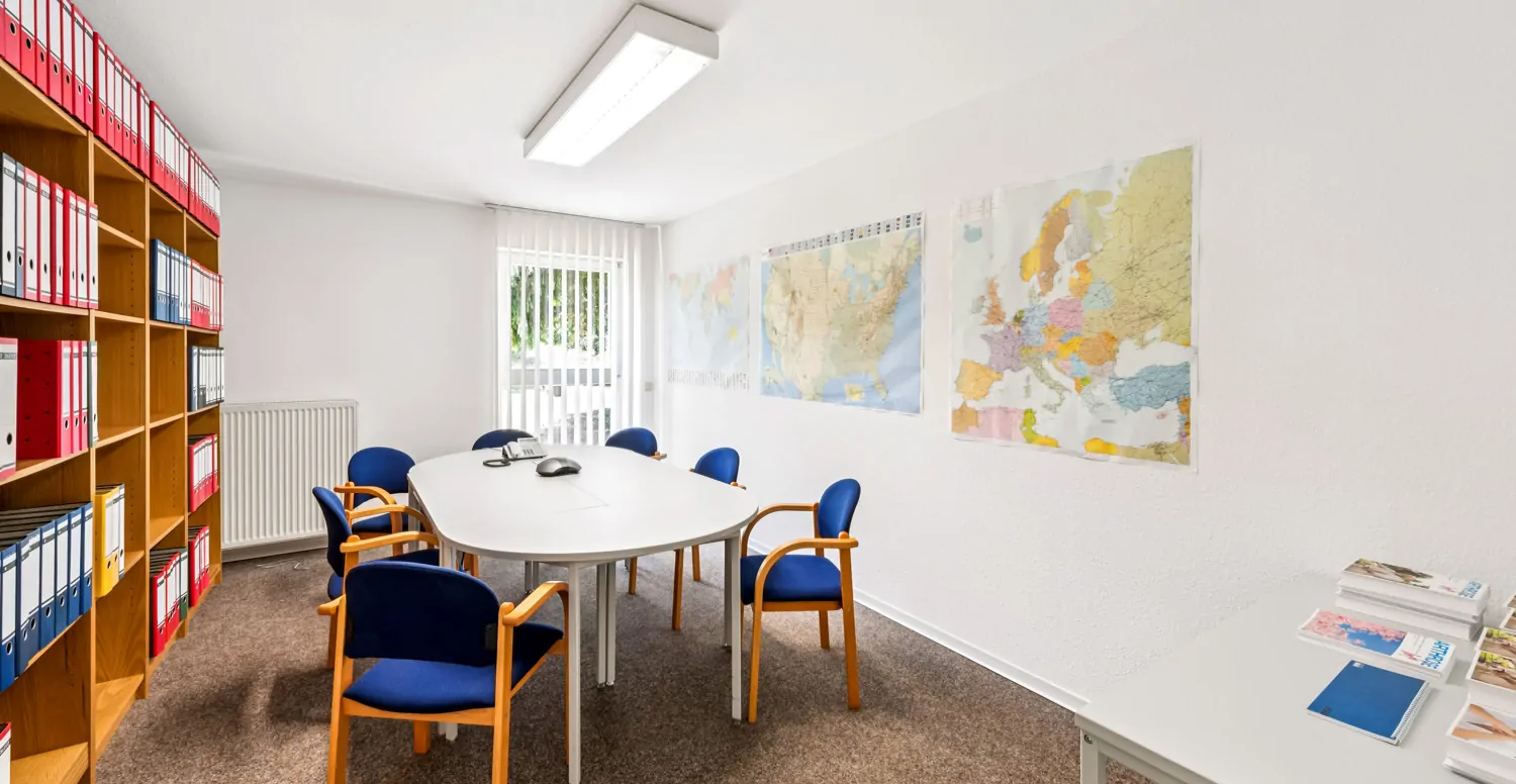 Büro-/Praxisraum mit Blick in den Garten