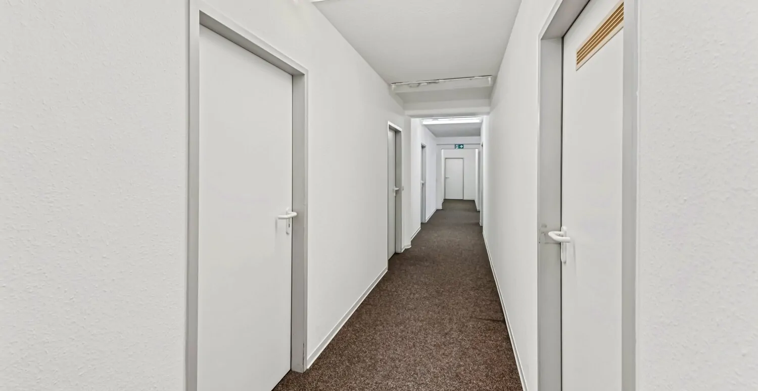 Flur zu Archiven und Büros