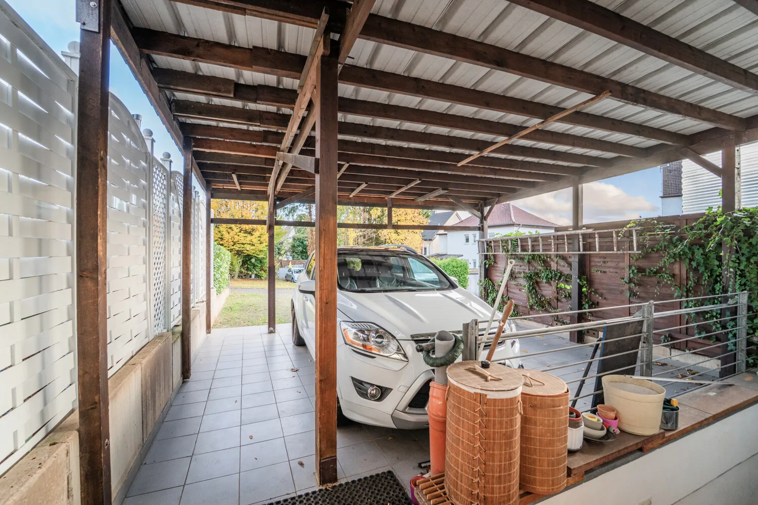 Überdachte Stellplätze plus zwei weitere Stellplätze