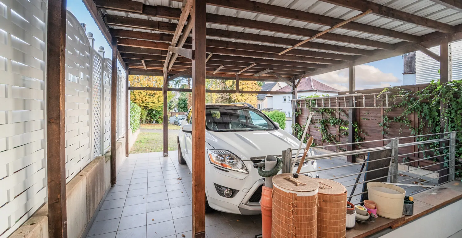 Überdachte Stellplätze plus zwei weitere Stellplätze