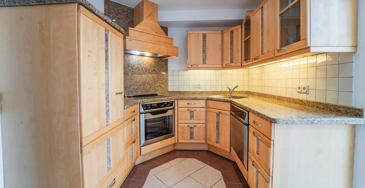 Vollholz-Einbauküche