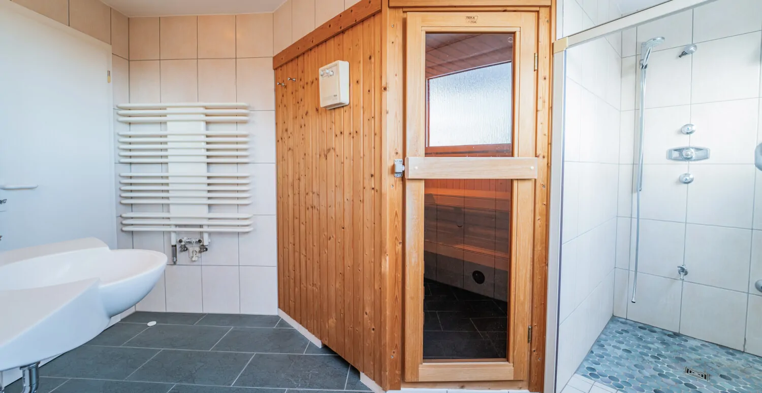 _Praktische Dusche angrenzend an die Sauna
