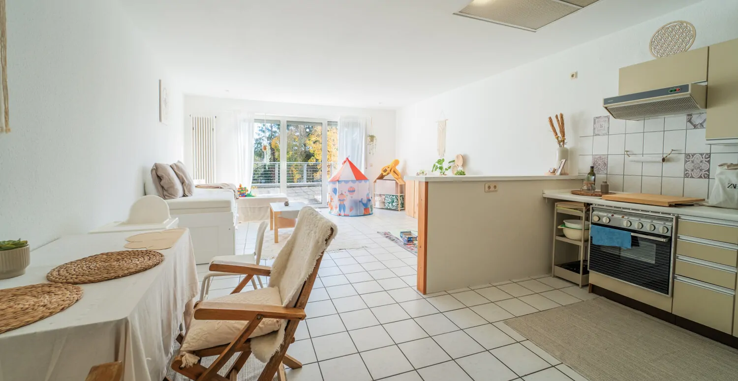 Offener Küchen-, Wohn- und Essbereich mit Terrassenzugang