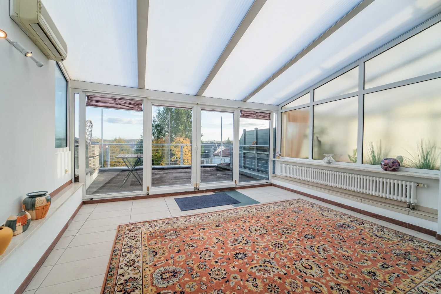 Lichtdurchfluteter Wintergarten mit Terrassenzugang