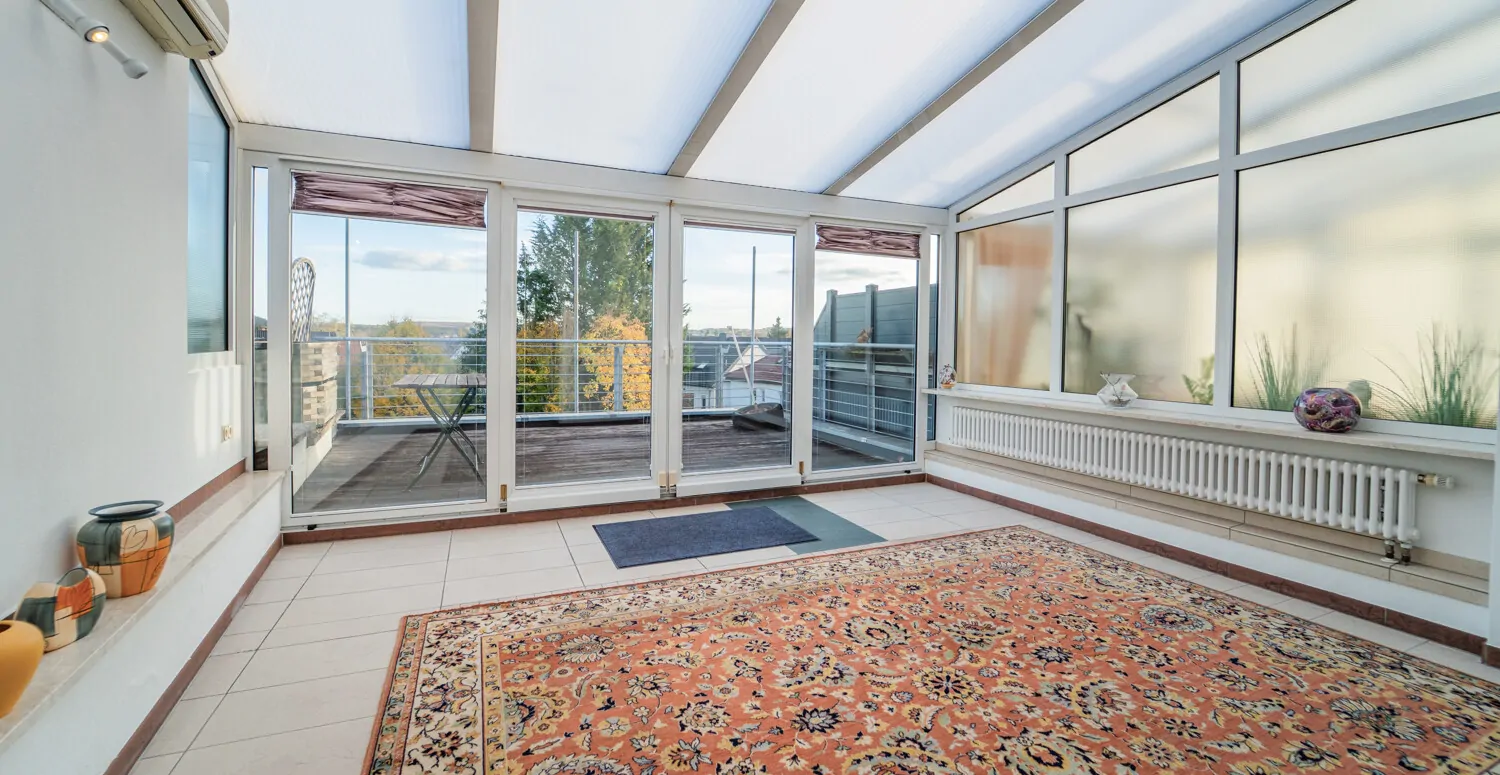 Lichtdurchfluteter Wintergarten mit Terrassenzugang