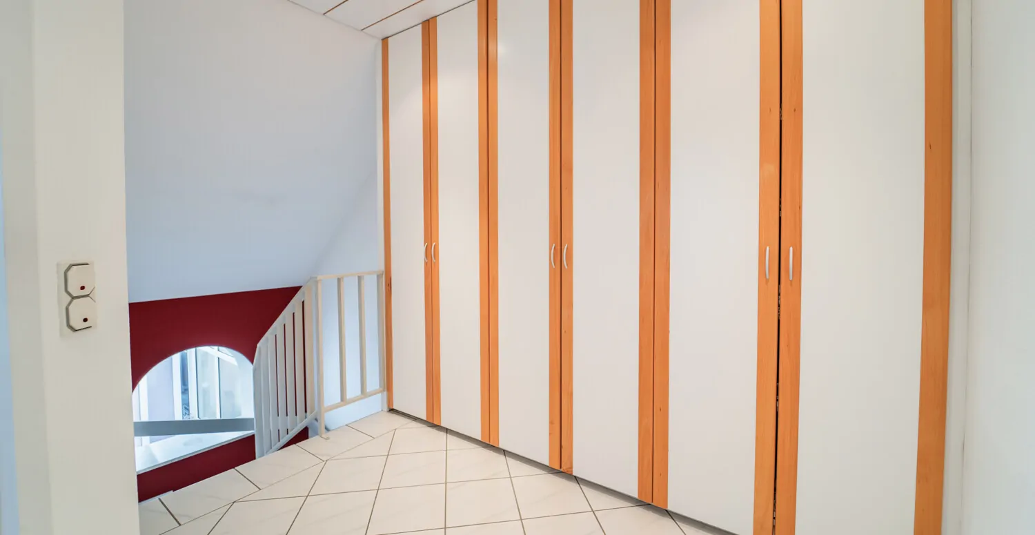 Flur mit maßgefertigten Einbauschränken im Dachgeschoss