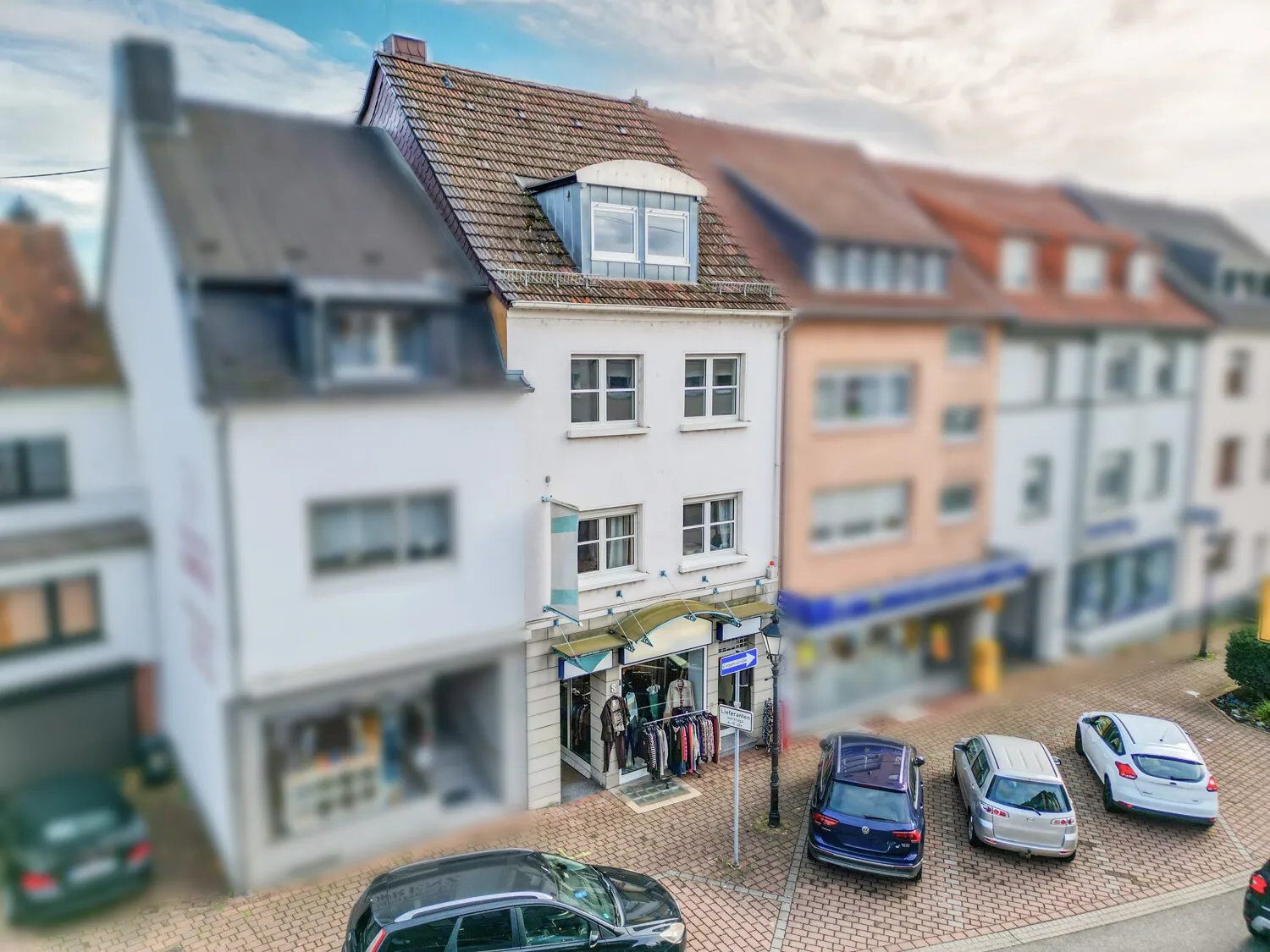 Gesamtansicht des Gebäudes mit Gewerbe und Wohneinheiten