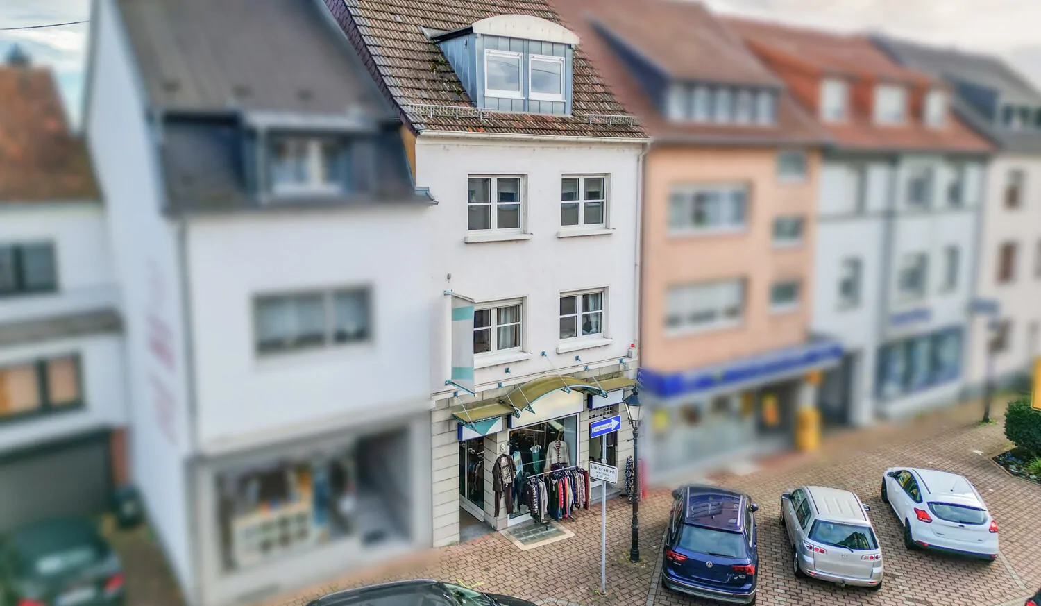 Gesamtansicht des Gebäudes mit Gewerbe und Wohneinheiten