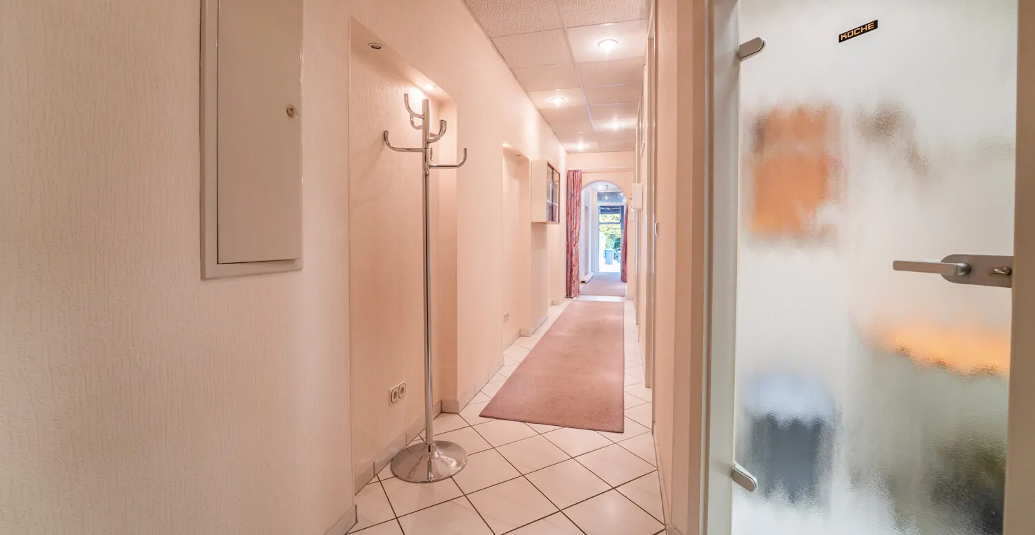 Flur der Gewerbefläche mit Zugang zum Außenstellplatz