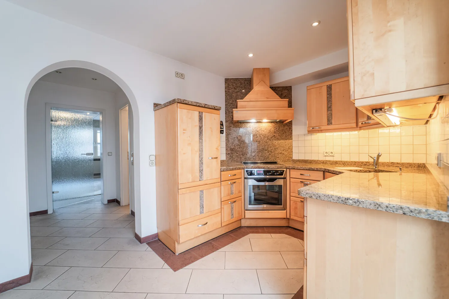 Vollholz-Einbauküche