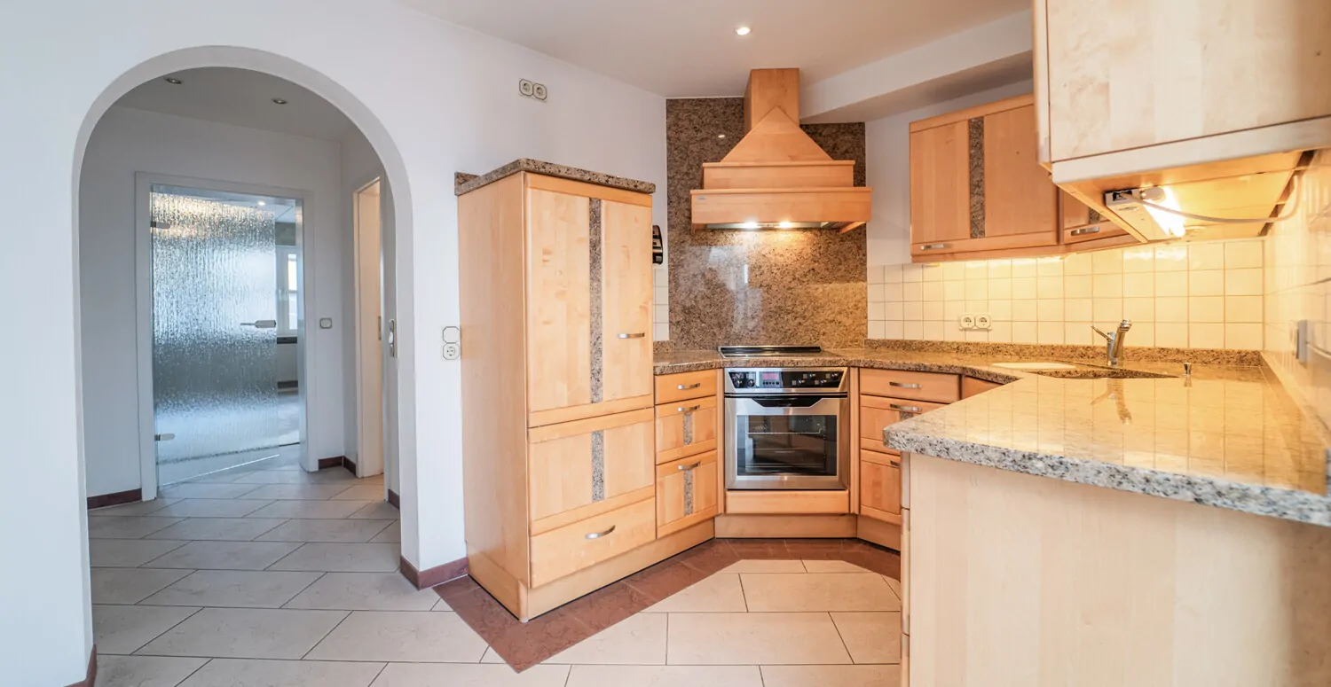 Vollholz-Einbauküche