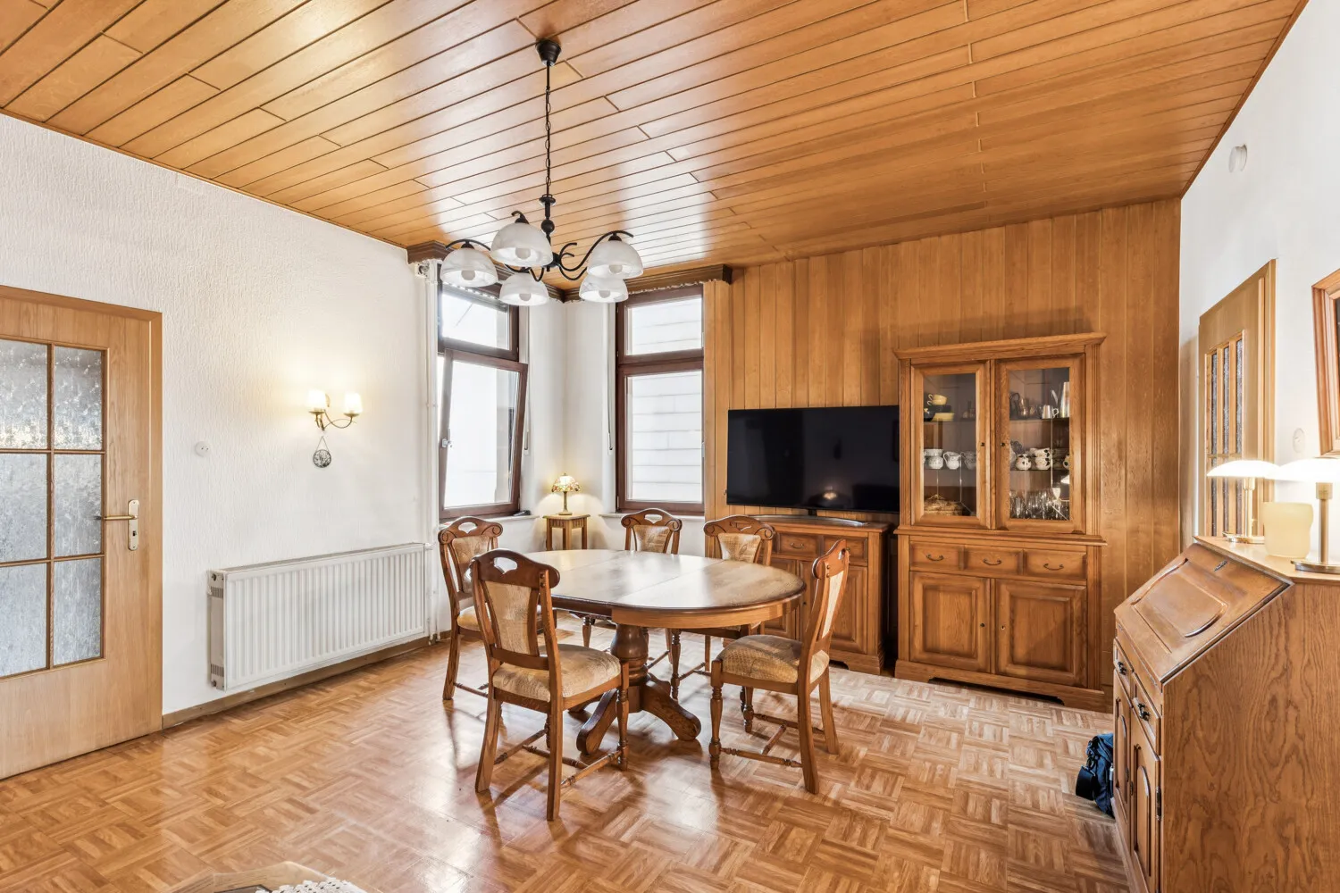 Gemütliches Esszimmer mit Kamin Erdgeschoss
