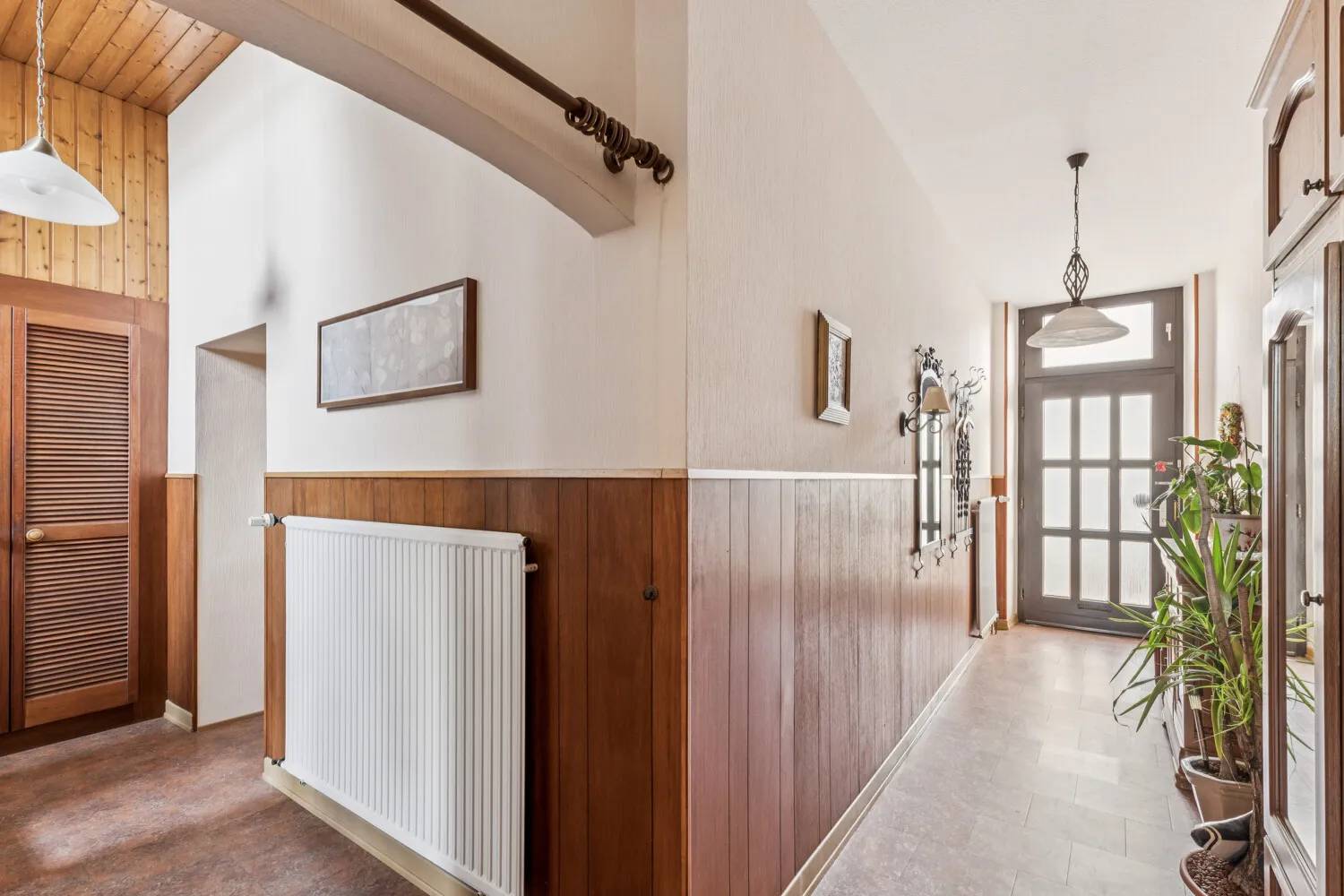 Architektur mit beeindruckender Präsenz: Großzügiges Mehrfamilienhaus mit zwei Zugängen