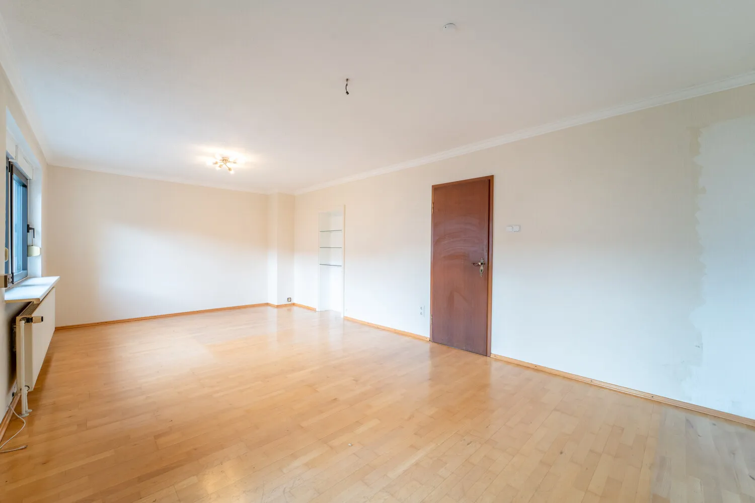 Helles Wohnzimmer mit freundlicher Atmosphäre