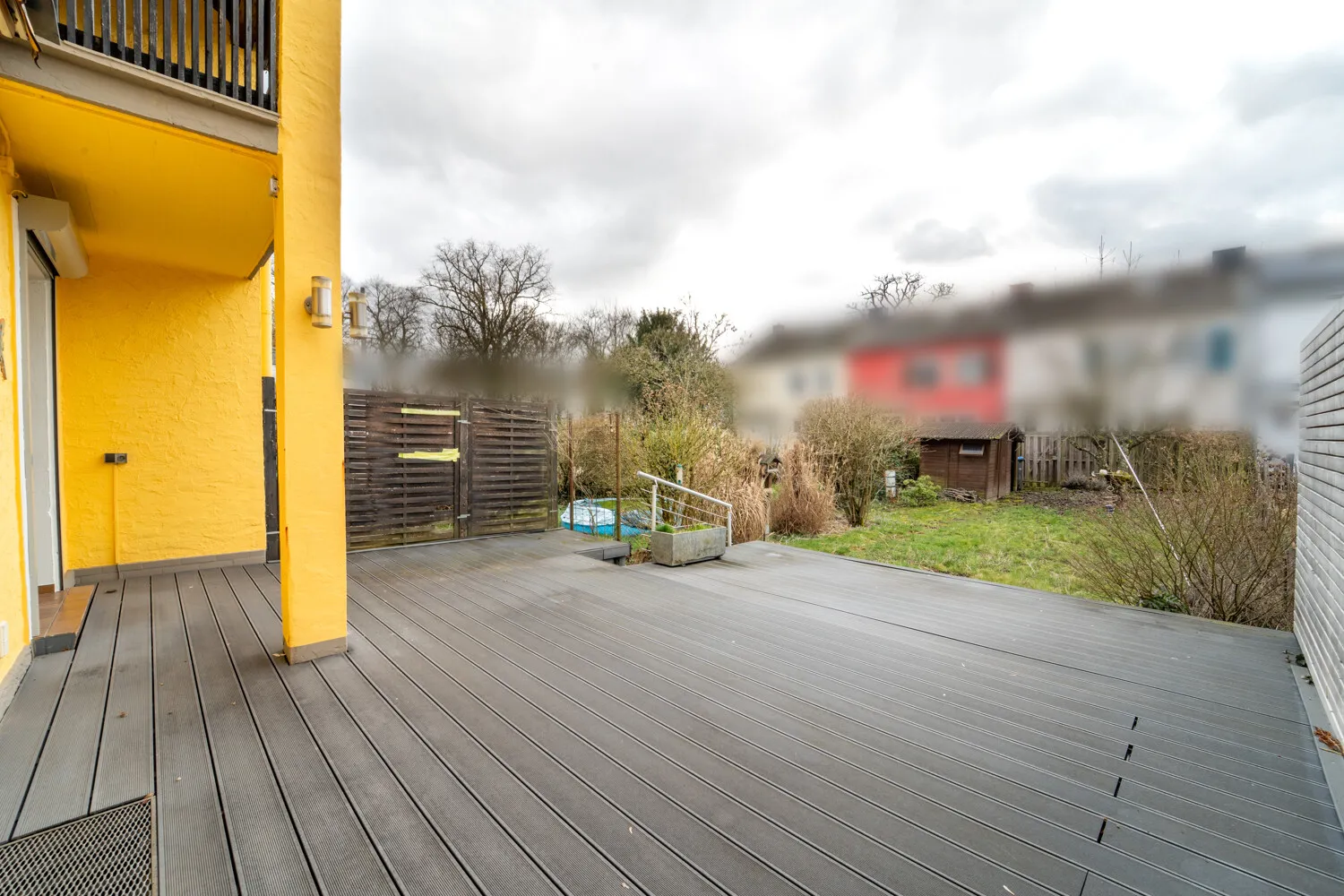 Außenbereich mit Terrasse und Garten