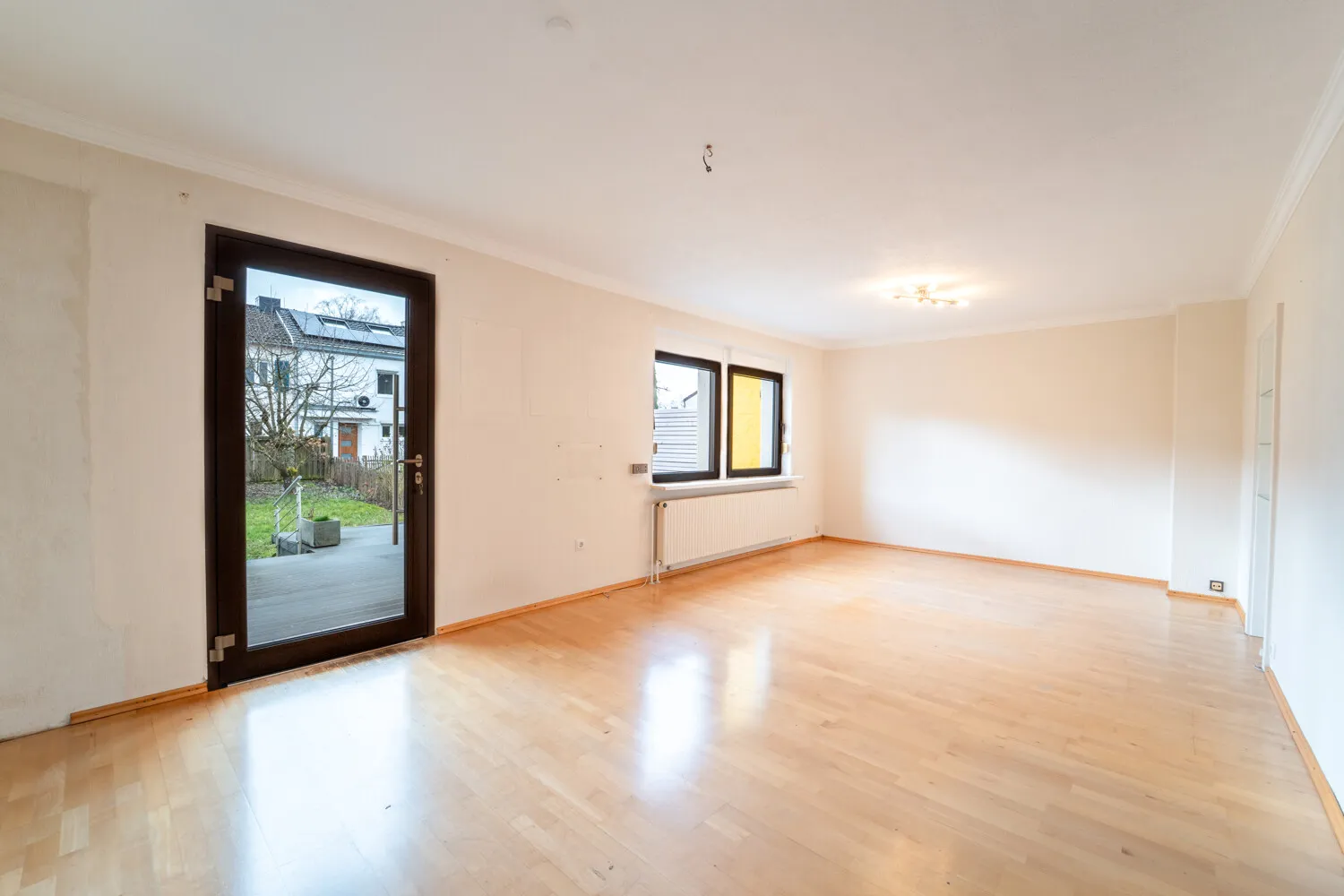 Wohnbereich mit bodentiefem Fenster zur Terrasse