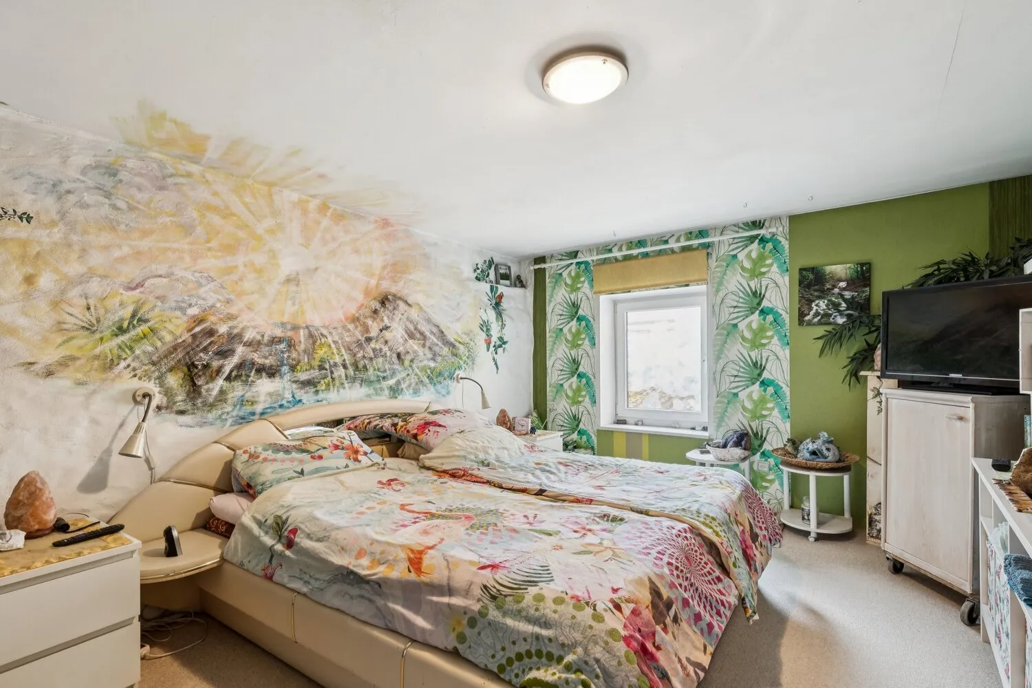 Großzügiges Schlafzimmer mit Tageslicht