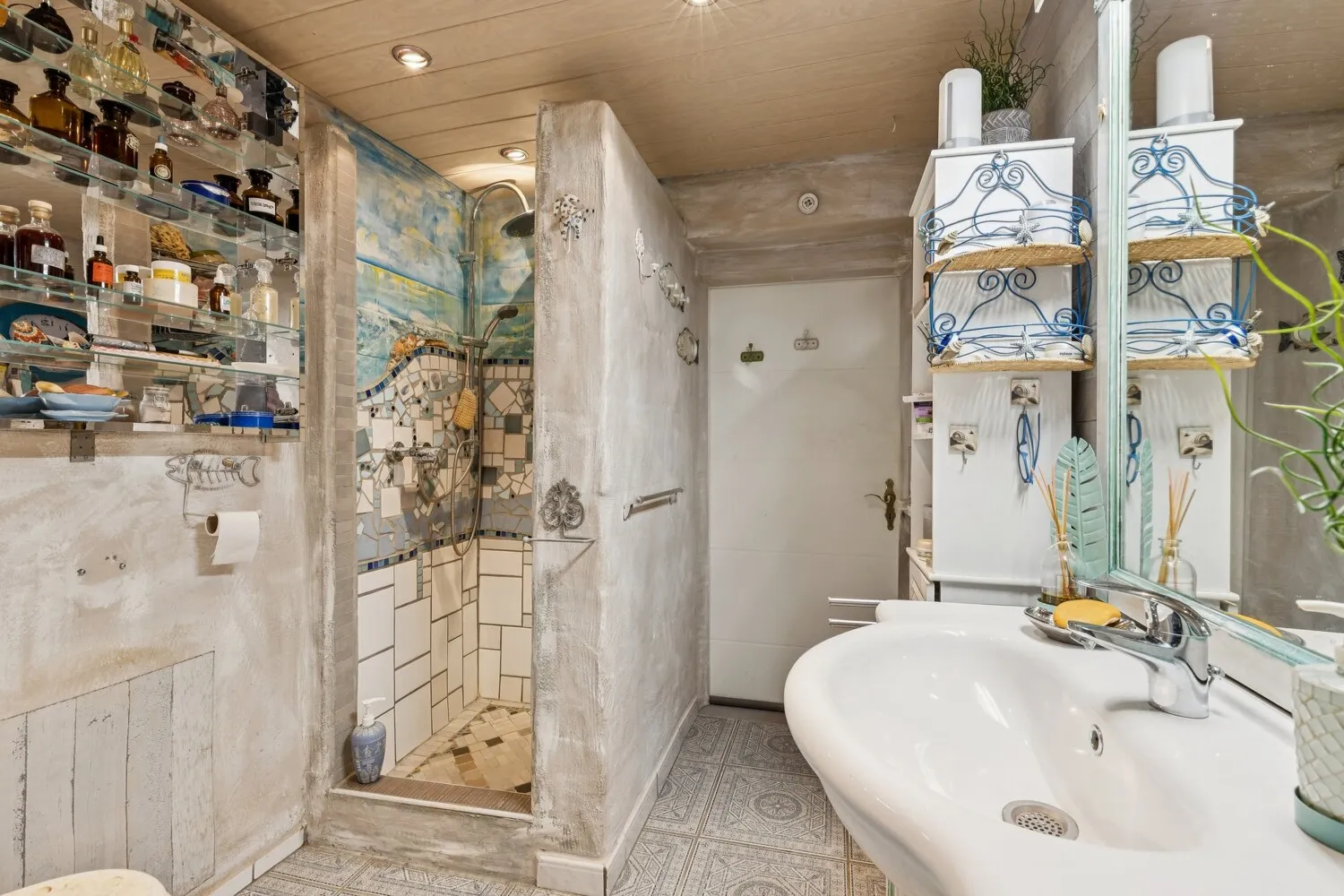 Badezimmer mit offenem Duschbereich