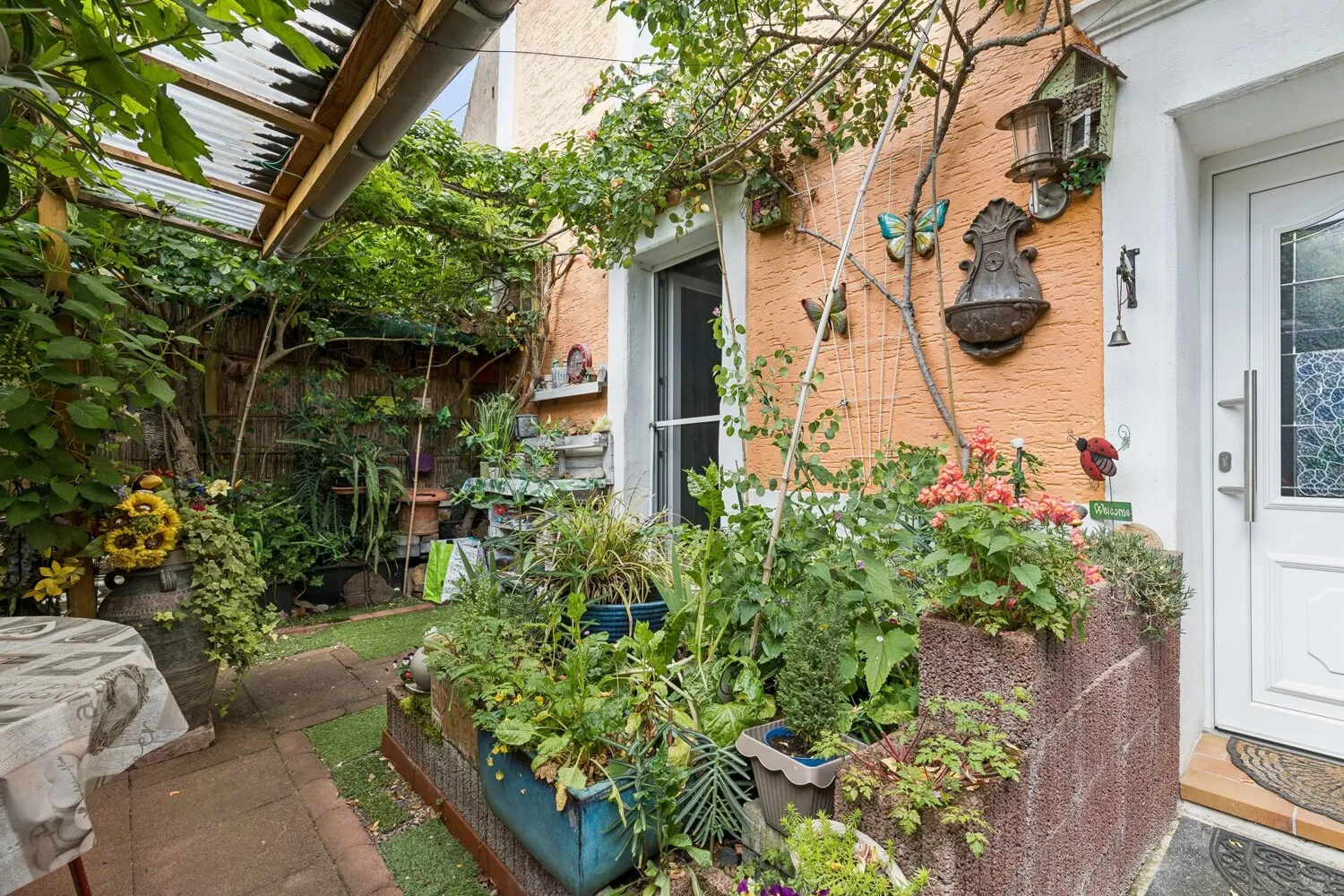 Eingangsbereich mit begrünter Terrasse