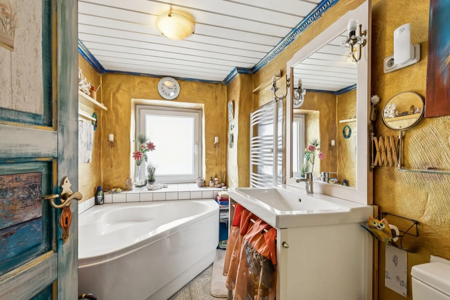 Tageslichtbad mit Eckbadewanne im Obergeschoss