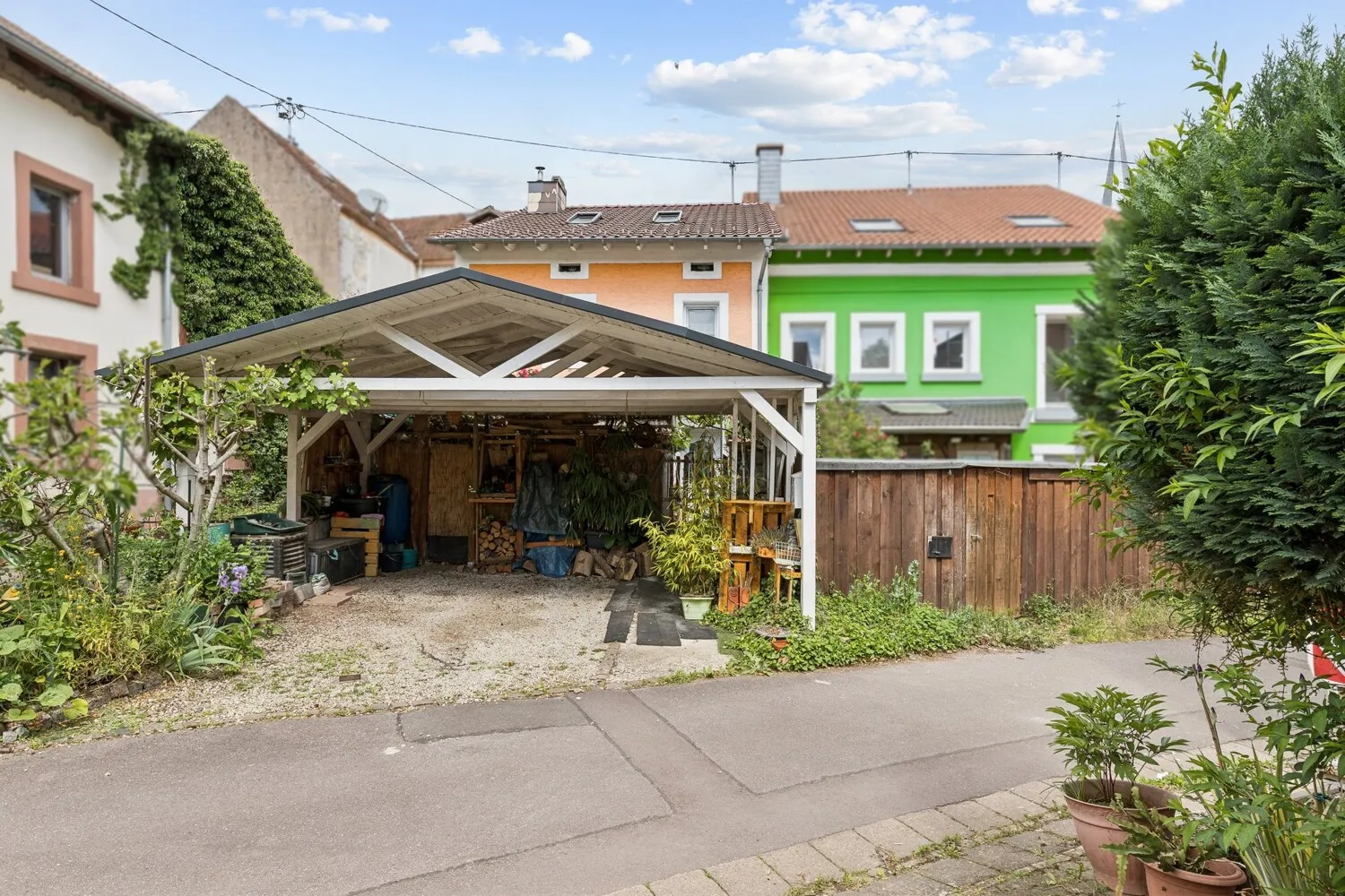 Carport mit angrenzendem Außenbereich