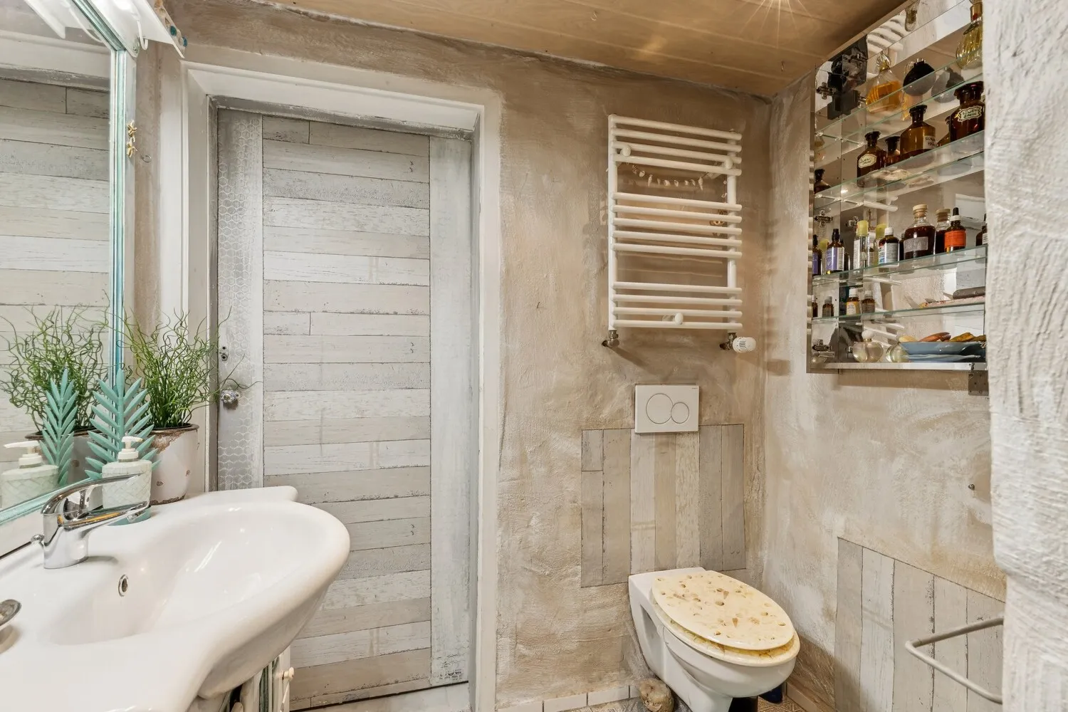 Badezimmer im Erdgeschoss