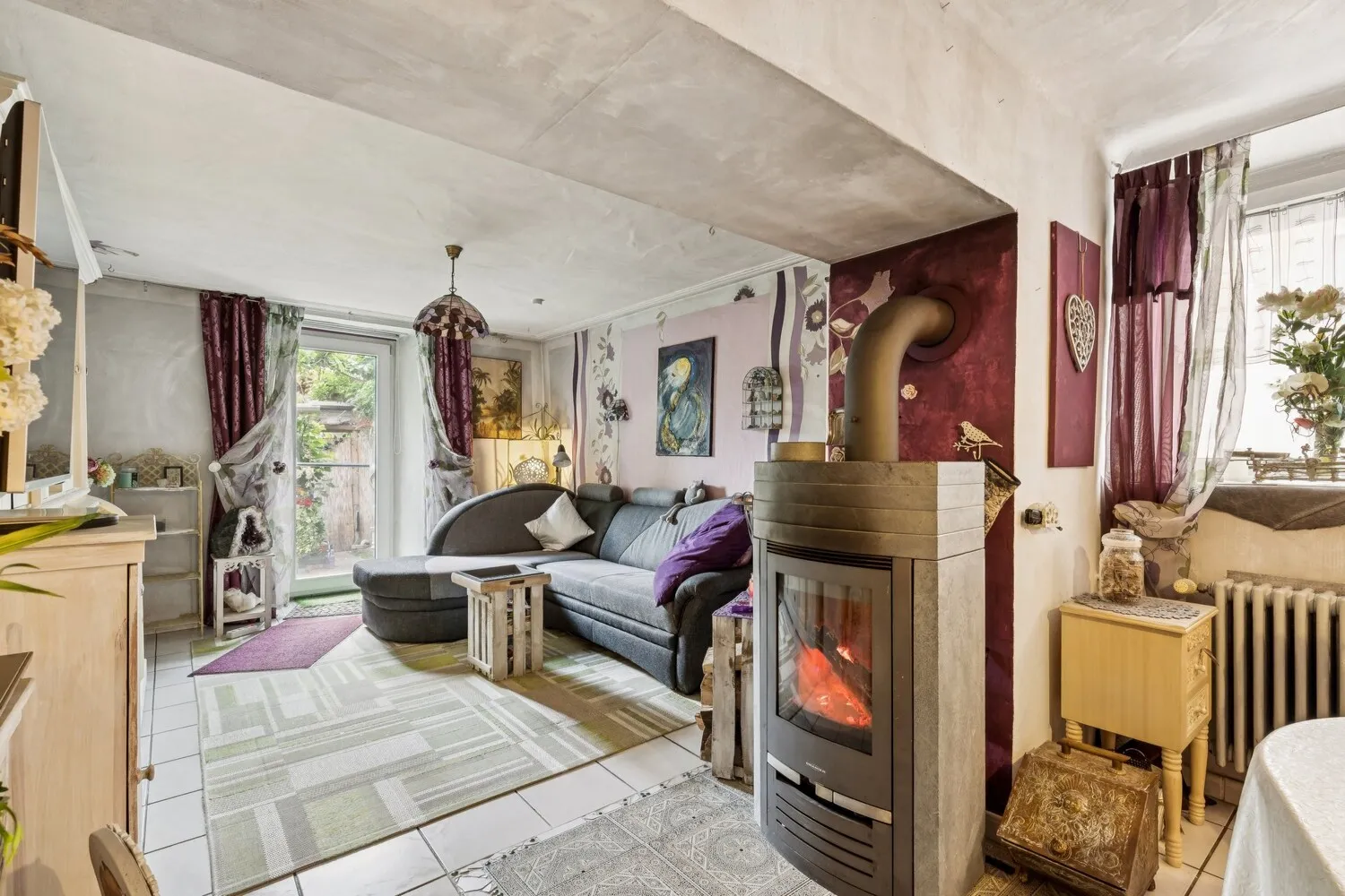 Wohnzimmer mit Zugang zum Außenbereich