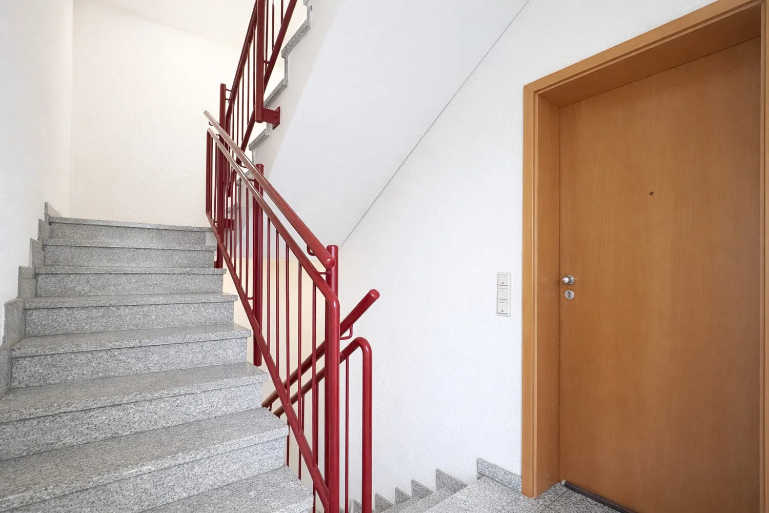 Helles gepflegtes Treppenhaus