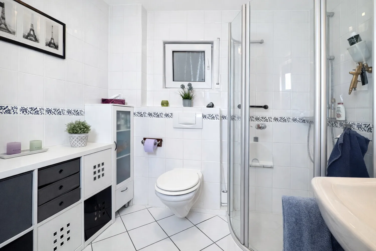 Helles Badezimmer mit zeitloser Ausstattung