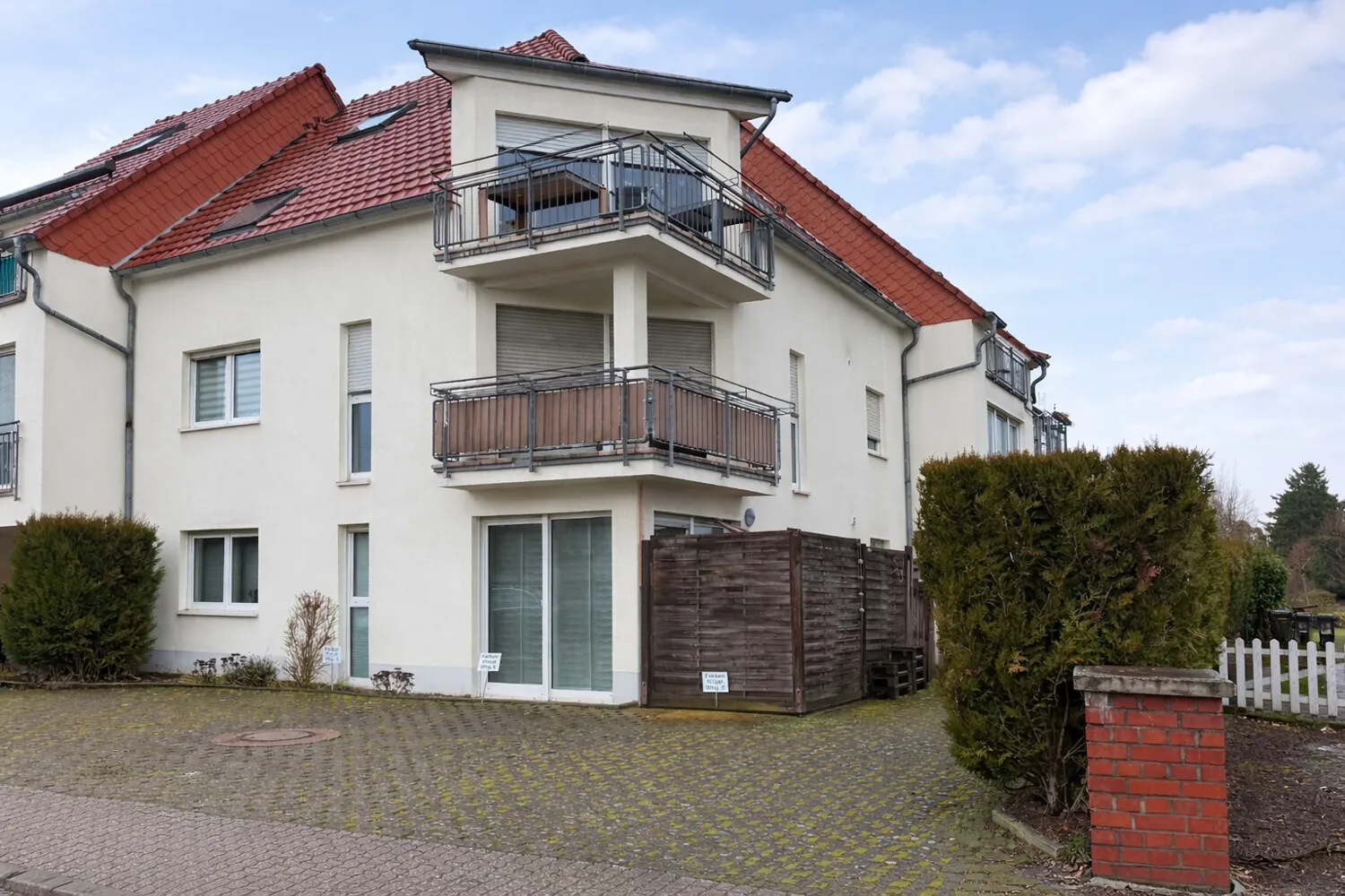 Vorderansicht mit Parkfläche