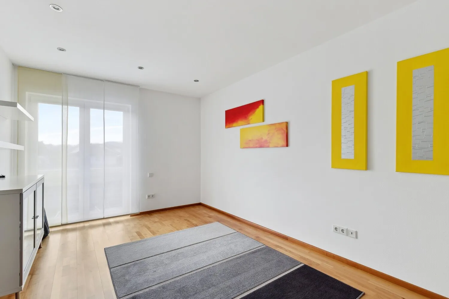 Schlafraum mit Blick in den Garten