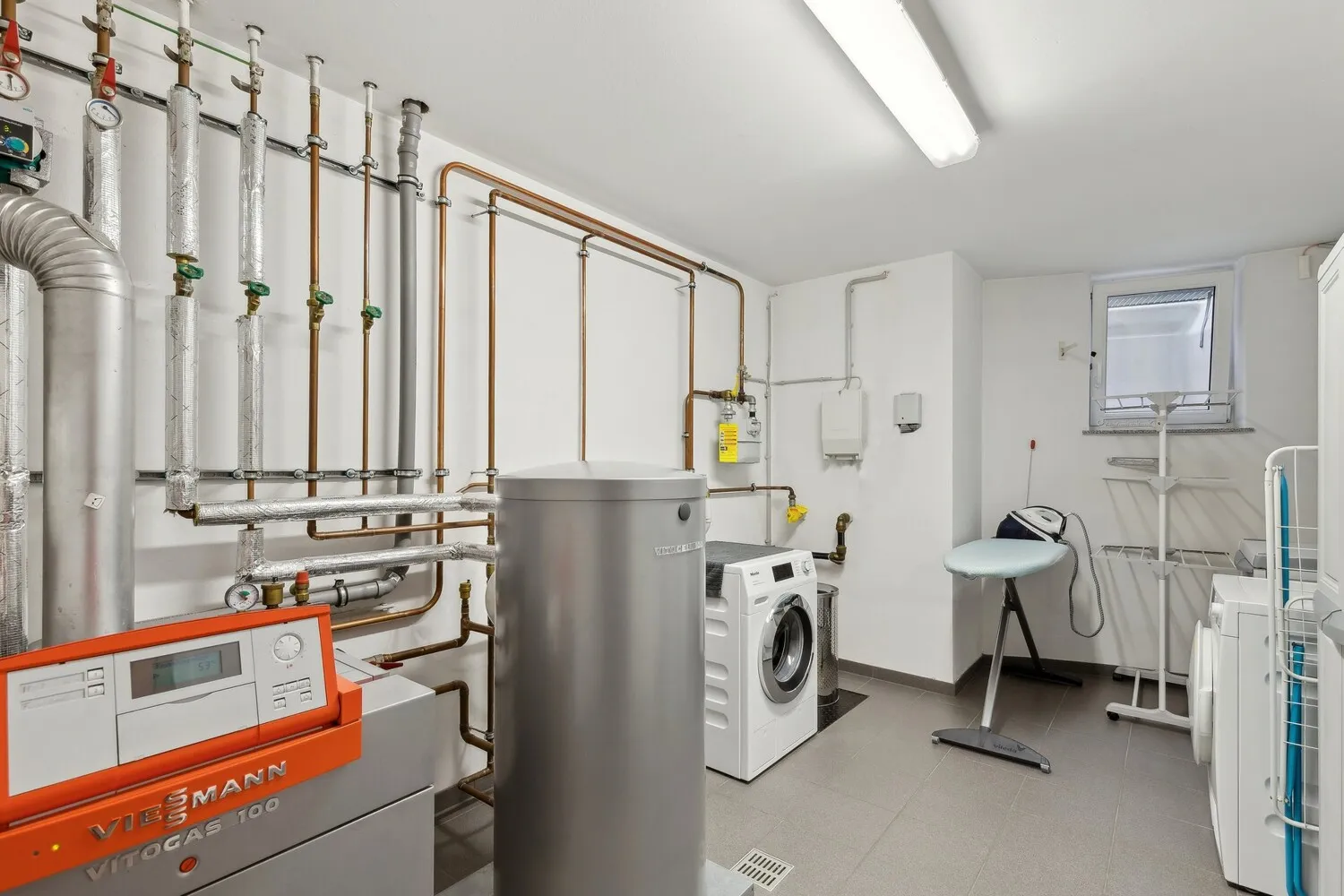 Kellerraum mit Heizunsanlage sowie Wasch- und Bügelmöglichkeit.