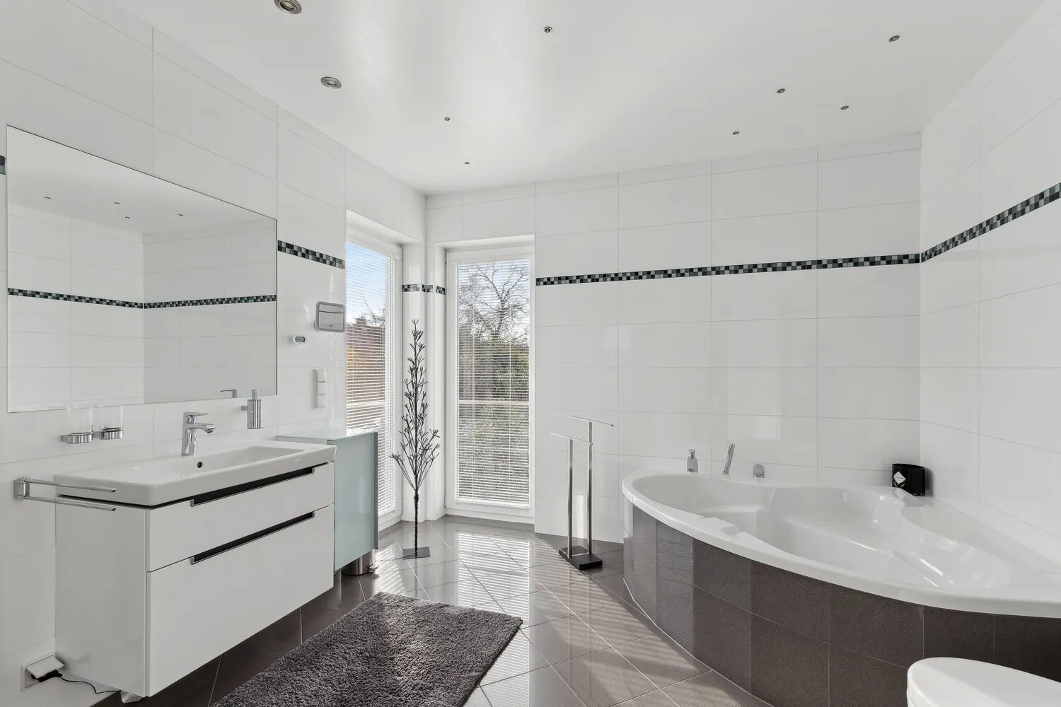 Badezimmer mit bodentiefen Fenster